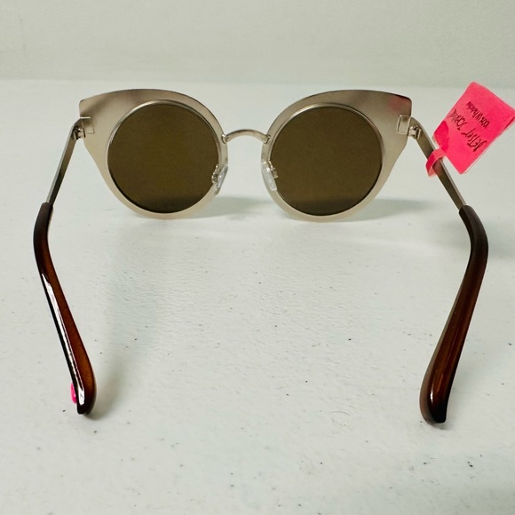 Betsy Johnson cool sunglasses. Non prescription. Sample. One of a kind - Picture 5 of 6